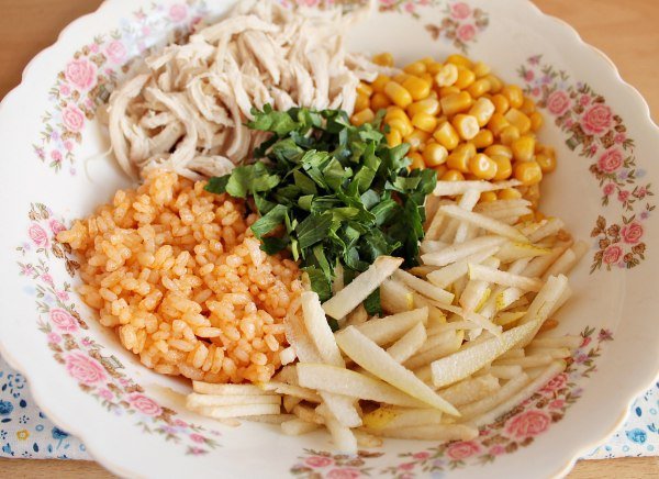 Салат с курицей и кукурузой